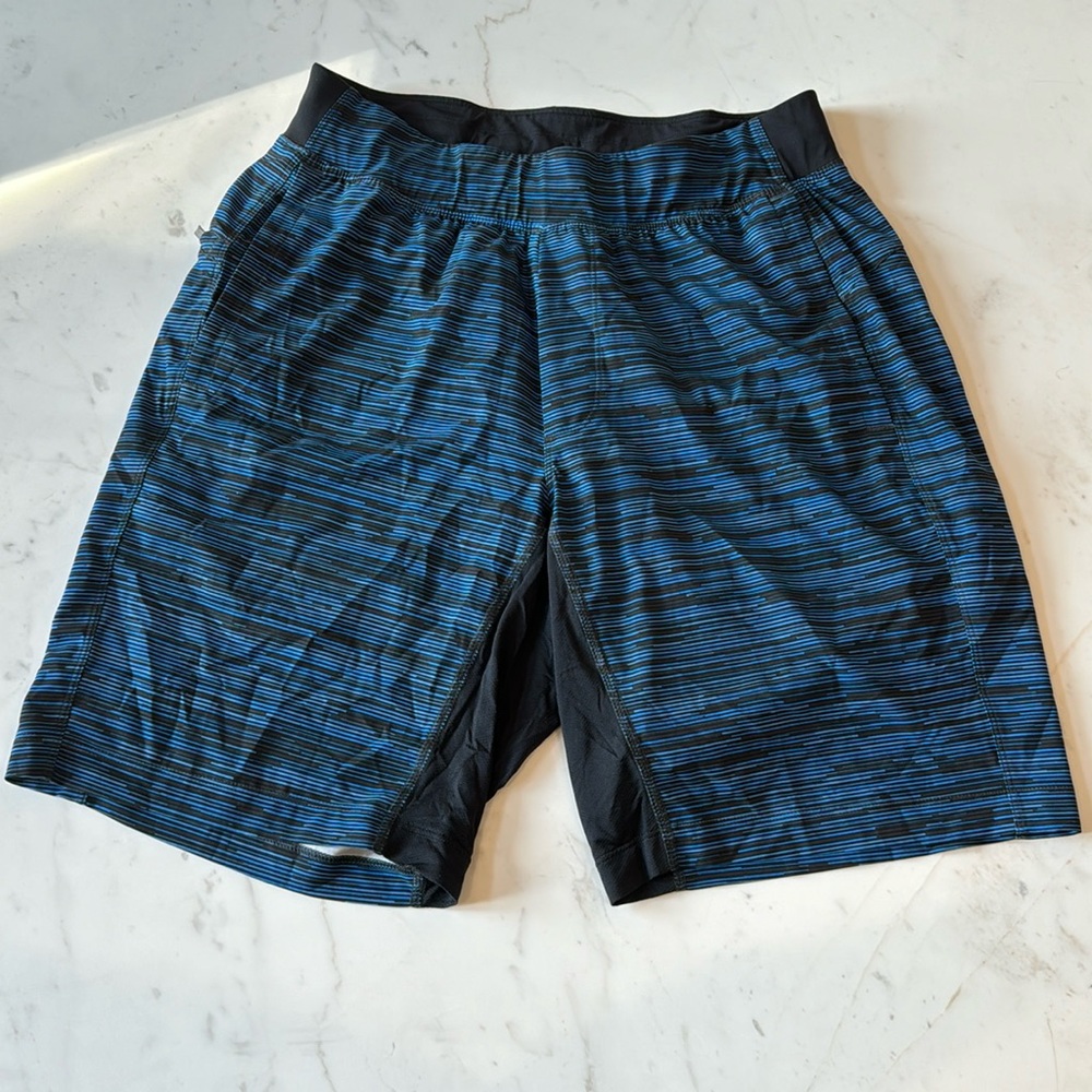 Never worn Lululemon men THE SHORT 9” inseam Color blue black Size M With liner